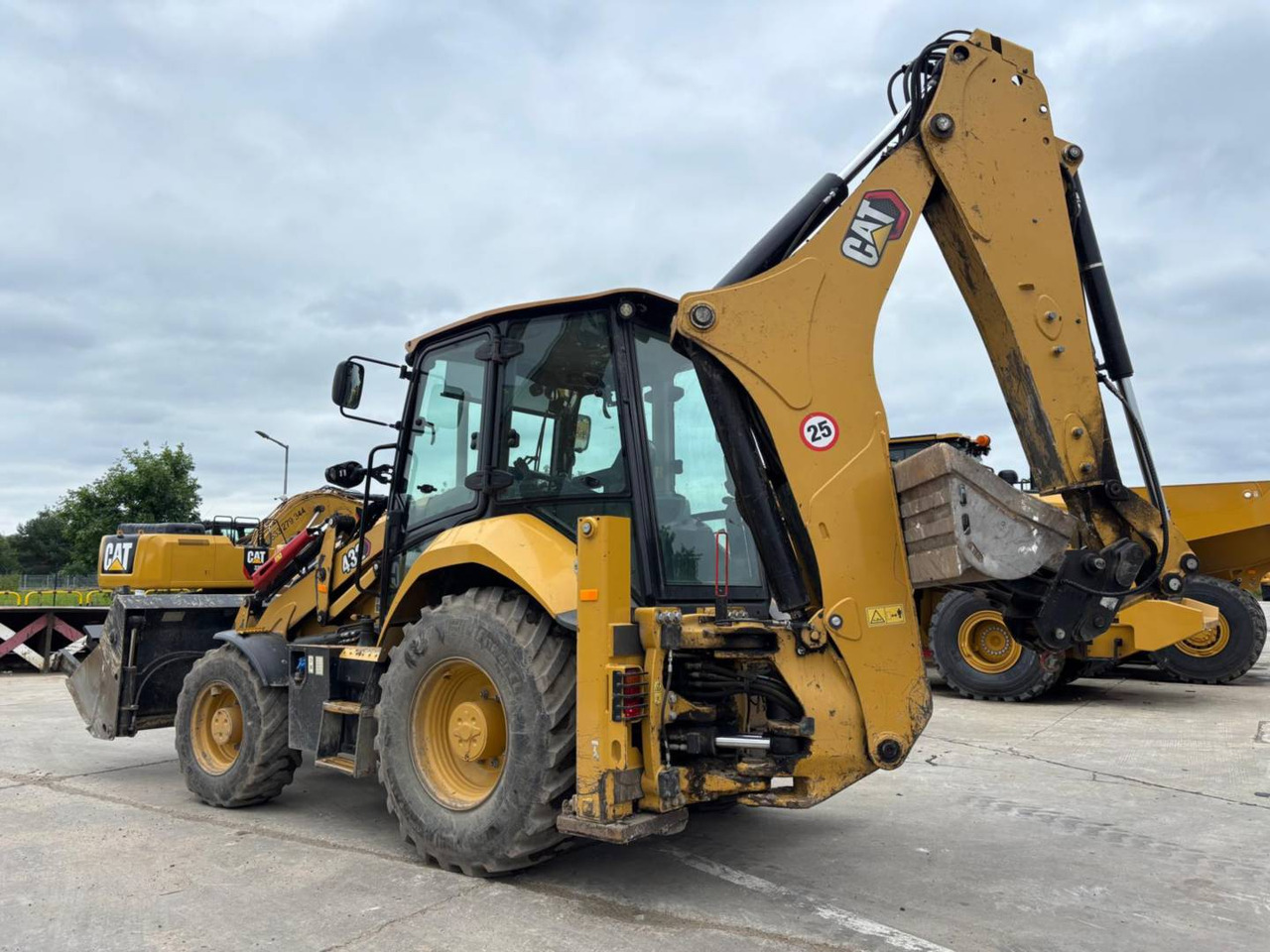 CAT 432E – profesjonalne modyfikacje i wyłączenia systemów ekologicznych Oferujemy kompleksowe usługi elektroniki i diagnostyki dla koparko-ładowarki Caterpillar 432E: Usuwanie DPF/FAP – eliminacja problemów z filtrem cząstek stałych i przechodzeniem maszyny w tryb awaryjny. Wyłączenie zaworu EGR – poprawa trwałości silnika oraz stabilniejsza praca jednostki napędowej. Dezaktywacja SCR/AdBlue – koniec z awariami pomp, czujników i koniecznością uzupełniania płynu AdBlue. Optymalizacja mocy (Stage 1) – bezpieczne zwiększenie momentu obrotowego, lepsza dynamika pracy i mniejsze spalanie w ciężkich warunkach. Każda modyfikacja wykonywana jest profesjonalnie i bezpiecznie, przy użyciu specjalistycznych narzędzi do obsługi ECU maszyn Caterpillar. Dzięki temu zapewniamy trwały efekt i pełną niezawodność w codziennej pracy. 👉 Skontaktuj się z nami, aby uzyskać indywidualną ofertę dla Twojej CAT 432E.