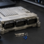 Sterownik ECU ECM silnika Cummins CM2150 CM2350 na stole diagnostycznym